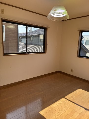 上新栄町6丁目嶺山館の洋室