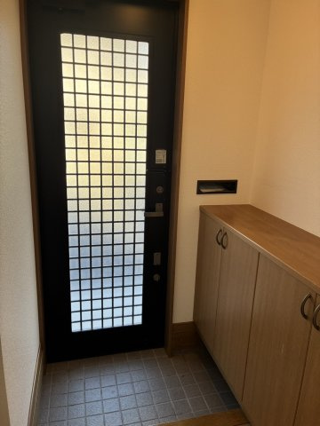 上新栄町6丁目嶺山館の玄関