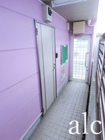 シエスタ大久保A棟のエントランス|毎日通るエントランスはこのようになっています