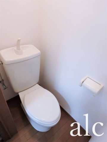 シエスタ大久保A棟のトイレ|写真は反転タイプ、トイレです