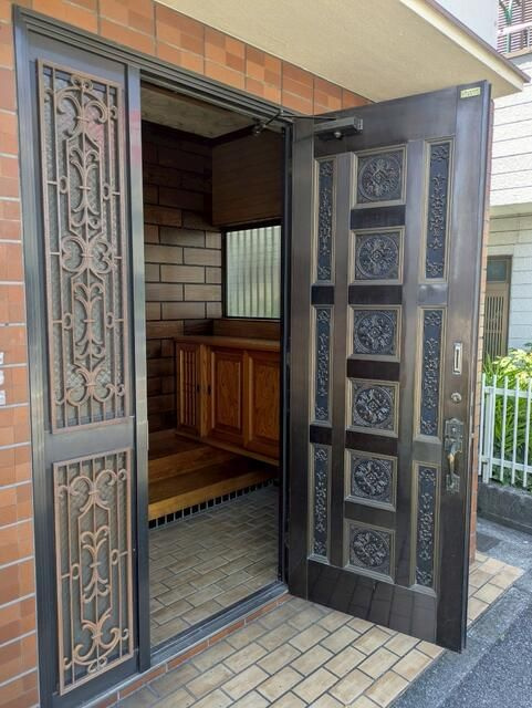 平戸町店舗併用住宅のエントランス