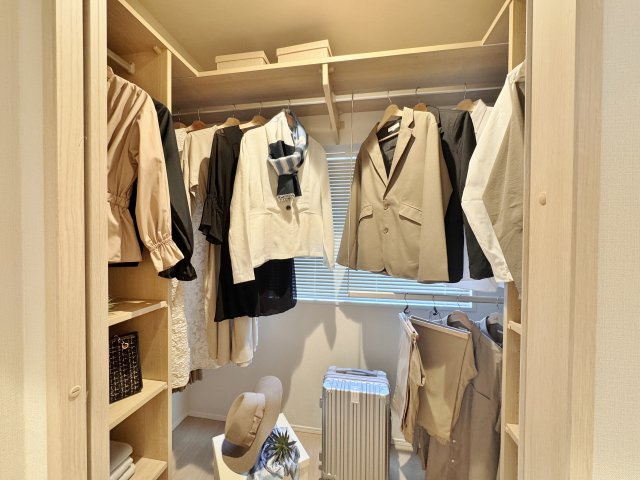 桜台ハイライズの収納|Room1　ウォークインクローゼット
大型のWICを完備しております
衣類の他にもたっぷりとしまえてうれしい仕様です
換気窓もございます
実際のイメージ出来るよう、衣類等をを設置しております