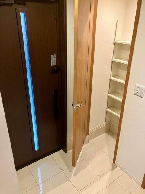 中井戸建の玄関
