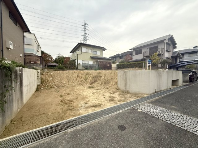 三田市弥生が丘３丁目土地の前面道路含む現地写真|利便性と豊かな自然が調和した、快適で心安らぐ住環境です。