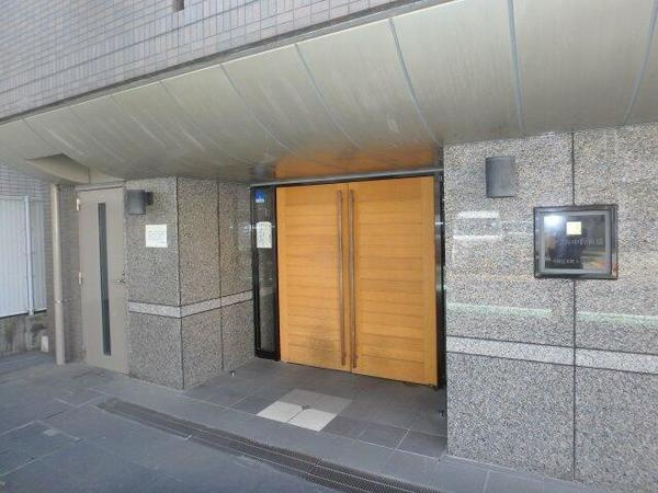 中野区本町３丁目の賃貸マンションのエントランス