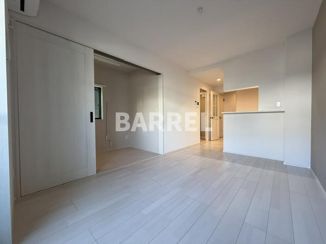 Louis Apartment豊中蛍池ウエストの居間・リビング