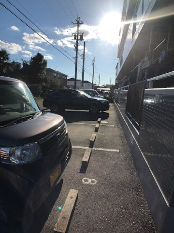 ガウディ田酉の駐車場