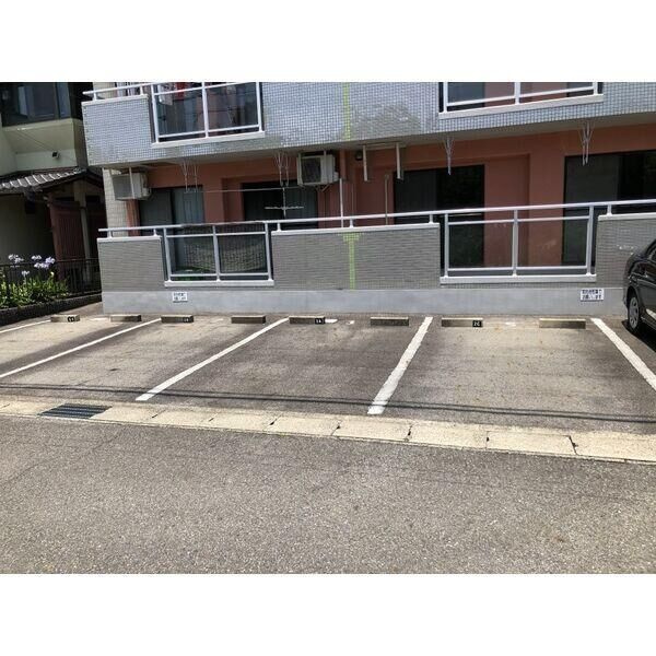 ガウディ田酉の駐車場