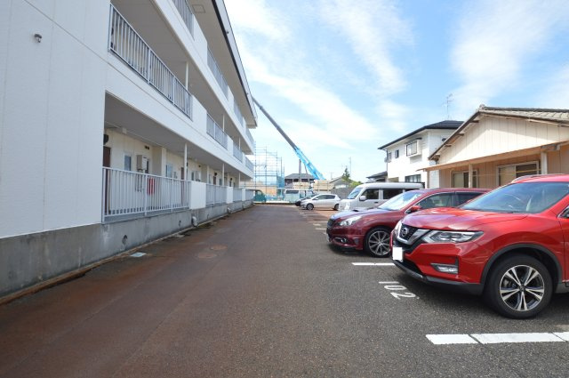 サンライフ竹尾の駐車場