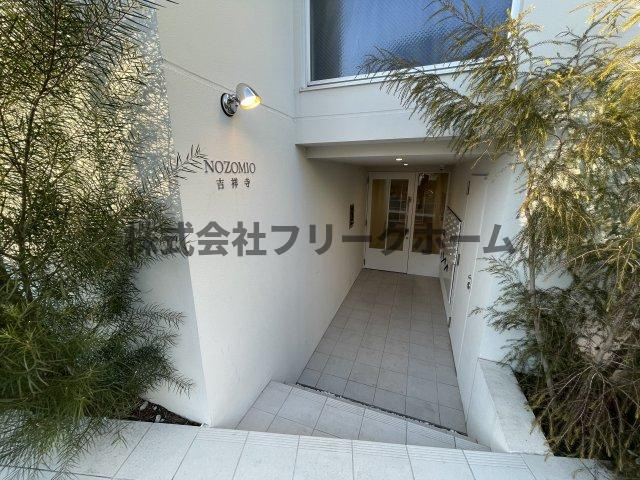 武蔵野市吉祥寺東町２丁目の賃貸マンションのエントランス