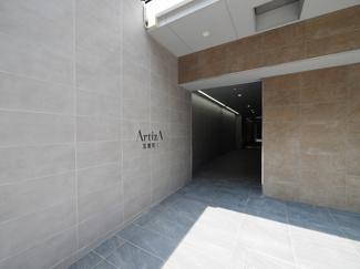 【エントランス】 | ArtizA瓦屋町Ⅰ | 落ち着いたエントランスです