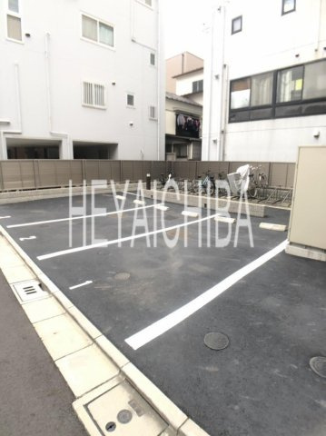 フォンターナ入谷の駐車場