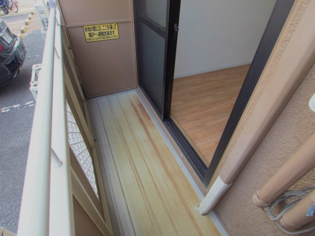 ヴァンセーヌ今村　B棟のバルコニー|別号室の写真です。参考にご覧ください。