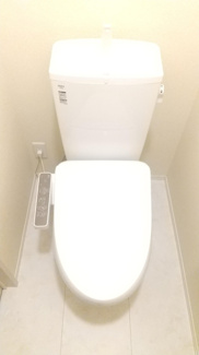 【トイレ】 | リベルテ下津 | ※同物件他部屋写真　反転・色違いの場合有　現状優先