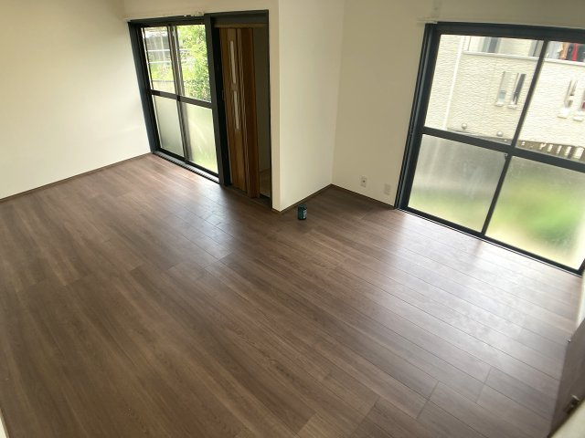 大谷町3丁目貸家の居間・リビング|大きな洋室、こちらをリビングとしてどうぞ