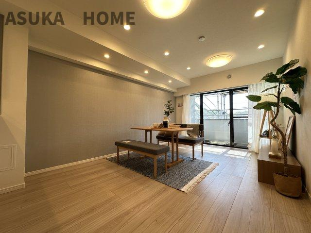 ローヤルシティ鴨居２番館の居間・リビング|大きく開いた窓からは、明るい陽射しが射し込み風も良く抜けるので心地良い空間になってます。