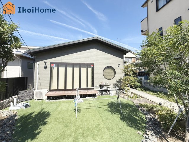 明石市大久保町西島　中古戸建のエントランス|●年中無休：当日予約可●綺麗なお庭スペースです。お子様の遊び場やガーデニングスペースなどにも◎