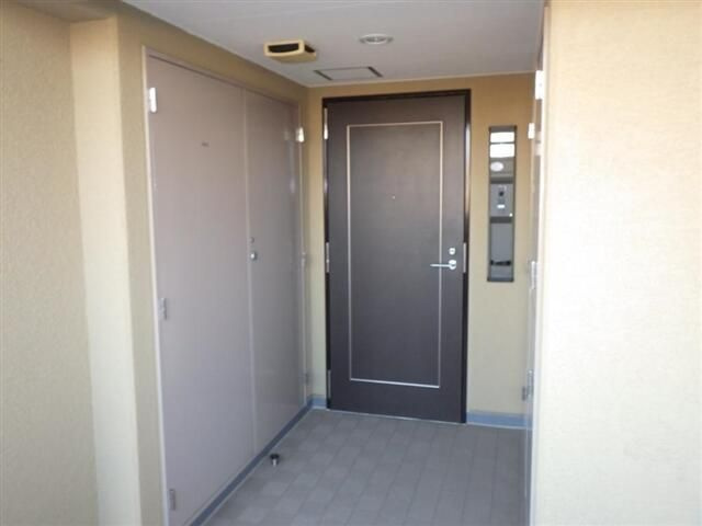 グランパレス白根の玄関