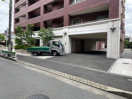 ファミールグラン用賀イクスヴィアの駐車場