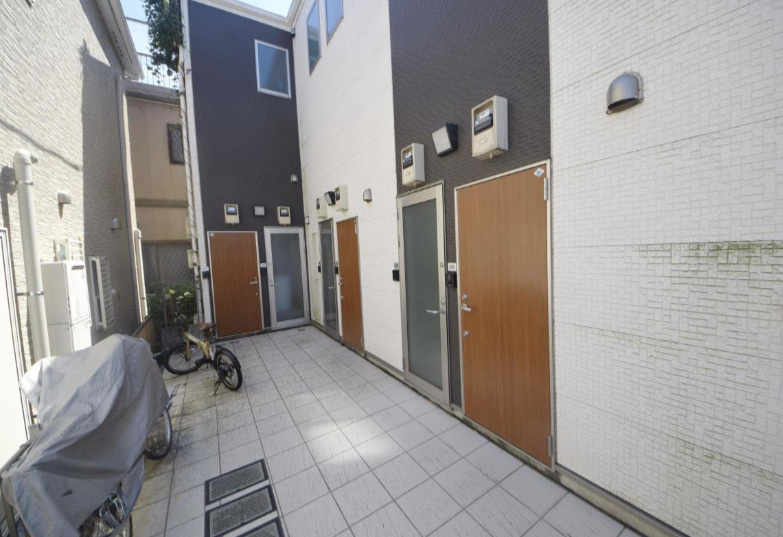 蕨市塚越５丁目のアパートのロビー