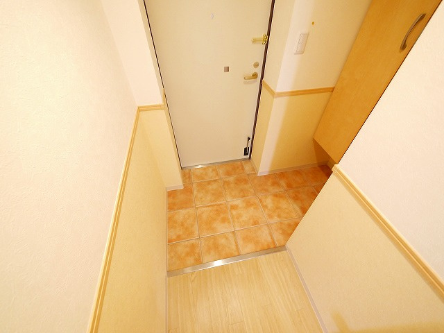 木津ロイヤルメゾンの玄関