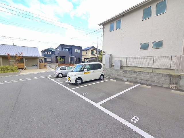 木津ロイヤルメゾンの駐車場