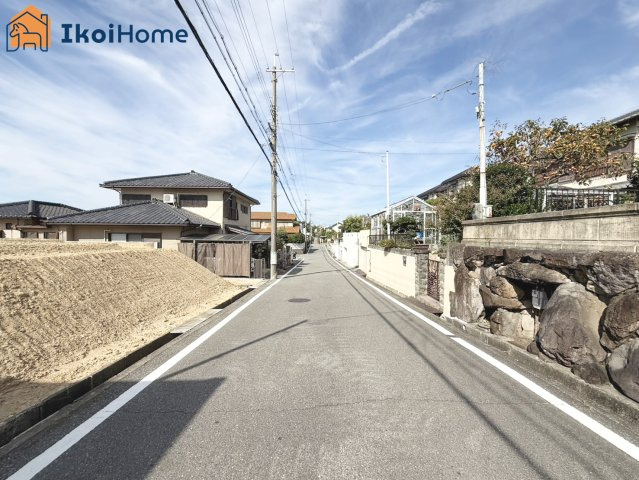 明石市大久保町高丘2丁目　全2区画　1号地　土地の前面道路含む現地写真|●年中無休：当日予約可●前面道路は幅員約4.5ｍ、交通量少なく安心の住環境です。