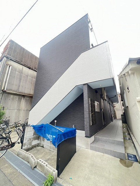 尼崎市東本町１丁目のアパートの外観|物件の外観です