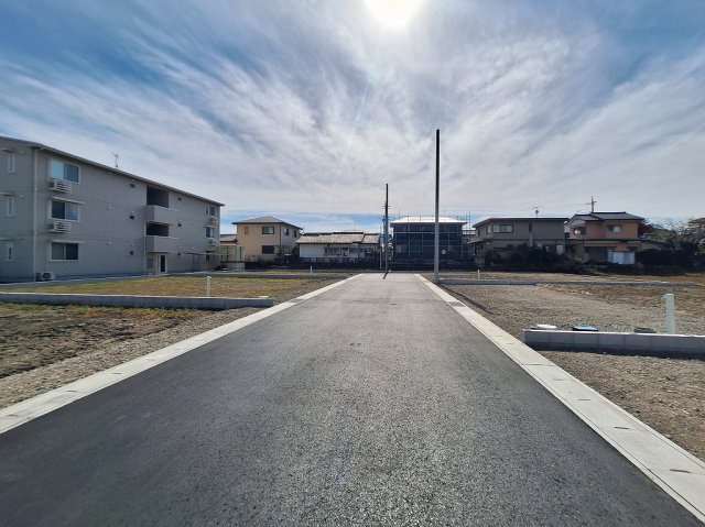 高崎市吉井町本郷1期全4区画の前面道路含む現地写真
