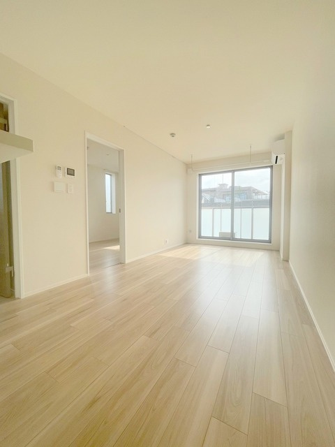 Ｄｕｅ　Ｗｅｓｔ　Ａｚａｂｕ　Ｈｏｕｓｅの居間・リビング|★明るいフローリングの角部屋です★