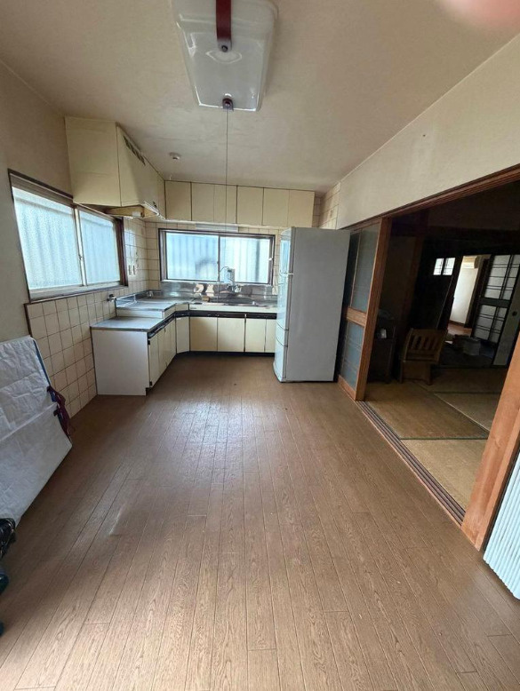 高知市高須の中古一戸建のキッチン|作業動線に優れたL型キッチン☆明るい空間でクッキング♪