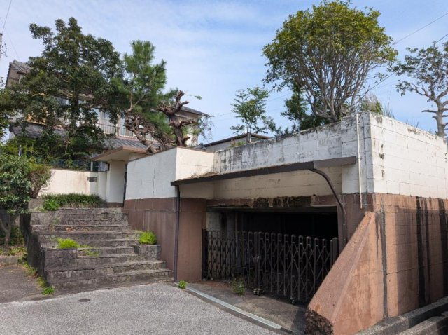 高知市高須の中古一戸建の駐車場|お車を雨風からしっかり守る「地下車庫」。ゲート付きで防犯面も安心◎