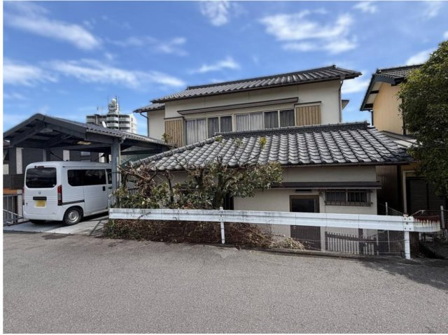 高知市高須の中古一戸建の前面道路含む現地写真|北側にも駐車場アリ☆屋根付きで雨の日も大丈夫◎