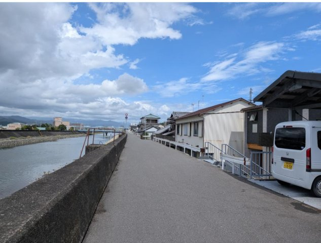 高知市高須の中古一戸建の前面道路含む現地写真|国分川に面した開放的なリバーサイド！陽当り・通風も良好◎