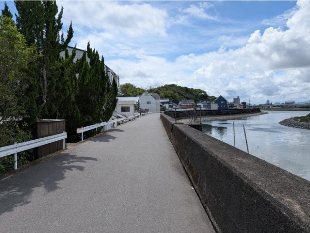 高知市高須の中古一戸建の前面道路含む現地写真|視界を遮る高い建物なし！開放感あふれる閑静な住宅街。