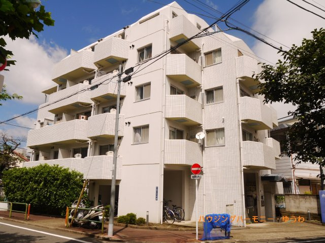 【外観】 | トップ板橋第２ | 陽光浴びる外観がシンプルな外観をより際立たせ、人々の記憶に存在感を植え付けます。