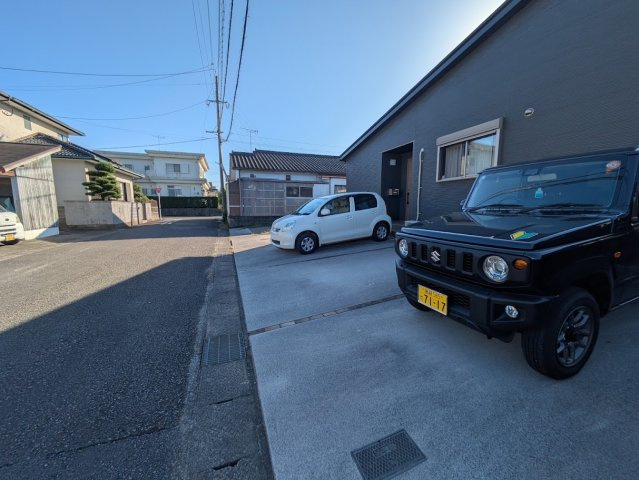 比良町貸家の駐車場
