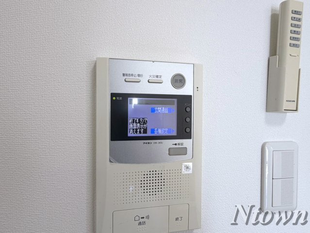 【セキュリティ】 | ルナクレシエンテ | モニター付きインターフォンです。