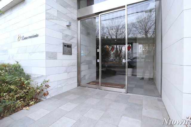 【エントランス】 | ルナクレシエンテ | 建物の内部です