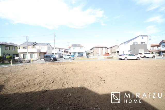 【前面道路含む現地写真】 | お車の運転に自信のない方でも安心かなと思います。とても解放感があり、日当たりも気持ちよさそうです。