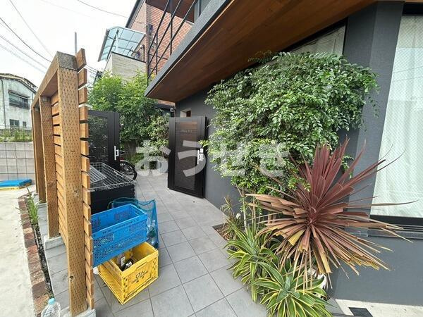 足立区西新井栄町３丁目の賃貸マンションのエントランス
