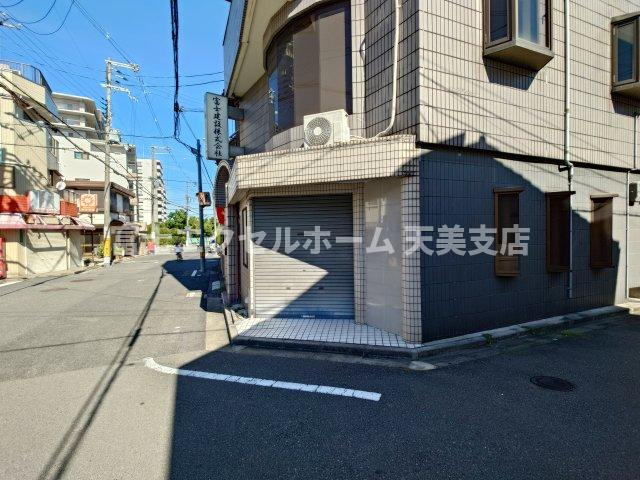 シャトー富士の駐車場