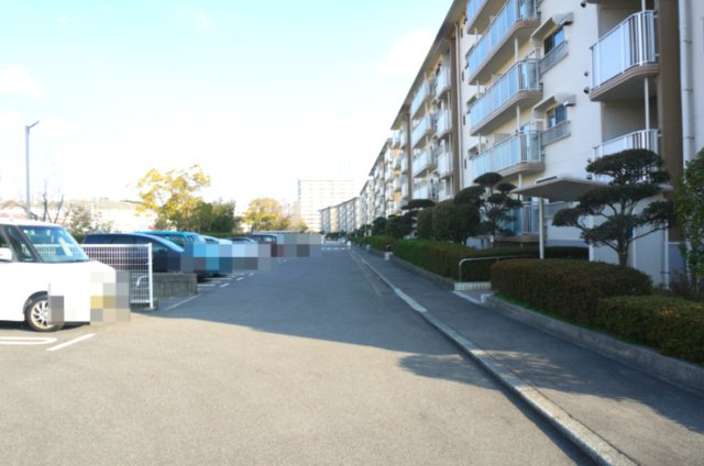名谷14団地57号棟の駐車場
