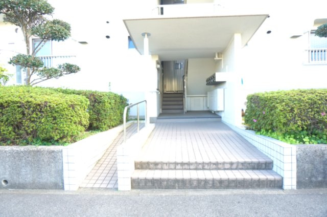 名谷14団地57号棟のエントランス