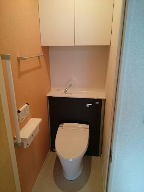 ブラウベルク鳴尾のトイレ|ゆったりとした空間のトイレです