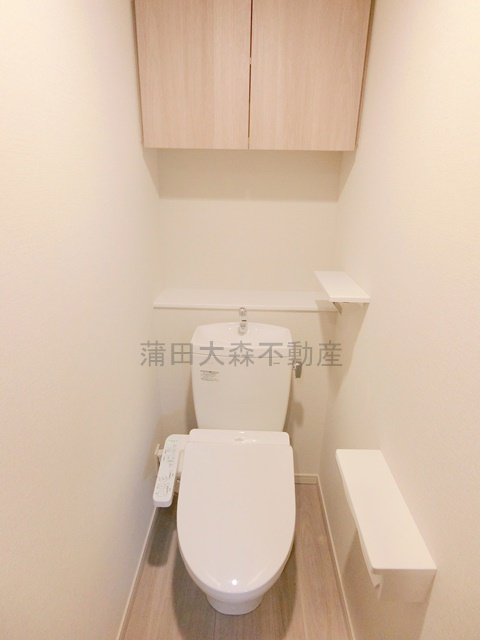ルーブル本羽田のトイレ|棚収納と温水洗浄便座付きのトイレ