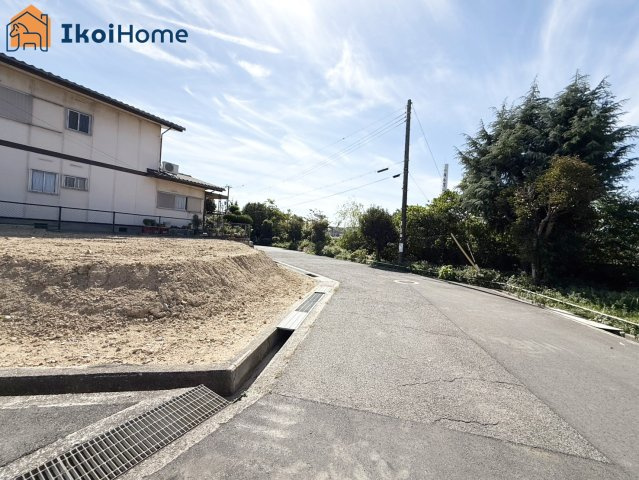 明石市魚住町西岡　土地の前面道路含む現地写真|●年中無休：当日予約可●前面道路は幅員約6ｍ、通風採光良好＆開放的な三方角地！敷地約36坪！
