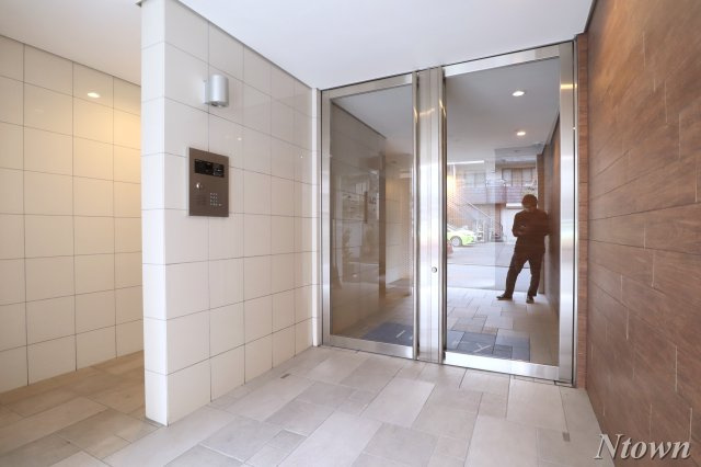 【エントランス】 | アイボリー | 建物の内部です