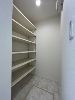 【収納】 | ひよどり台２丁目　新築戸建 | 可動式の棚で便利にお使いいただけます。