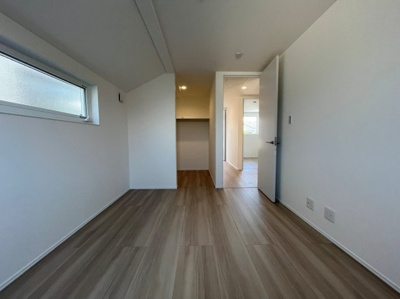 【洋室】 | ひよどり台２丁目　新築戸建 | 家具の置きやすい窓の位置です。